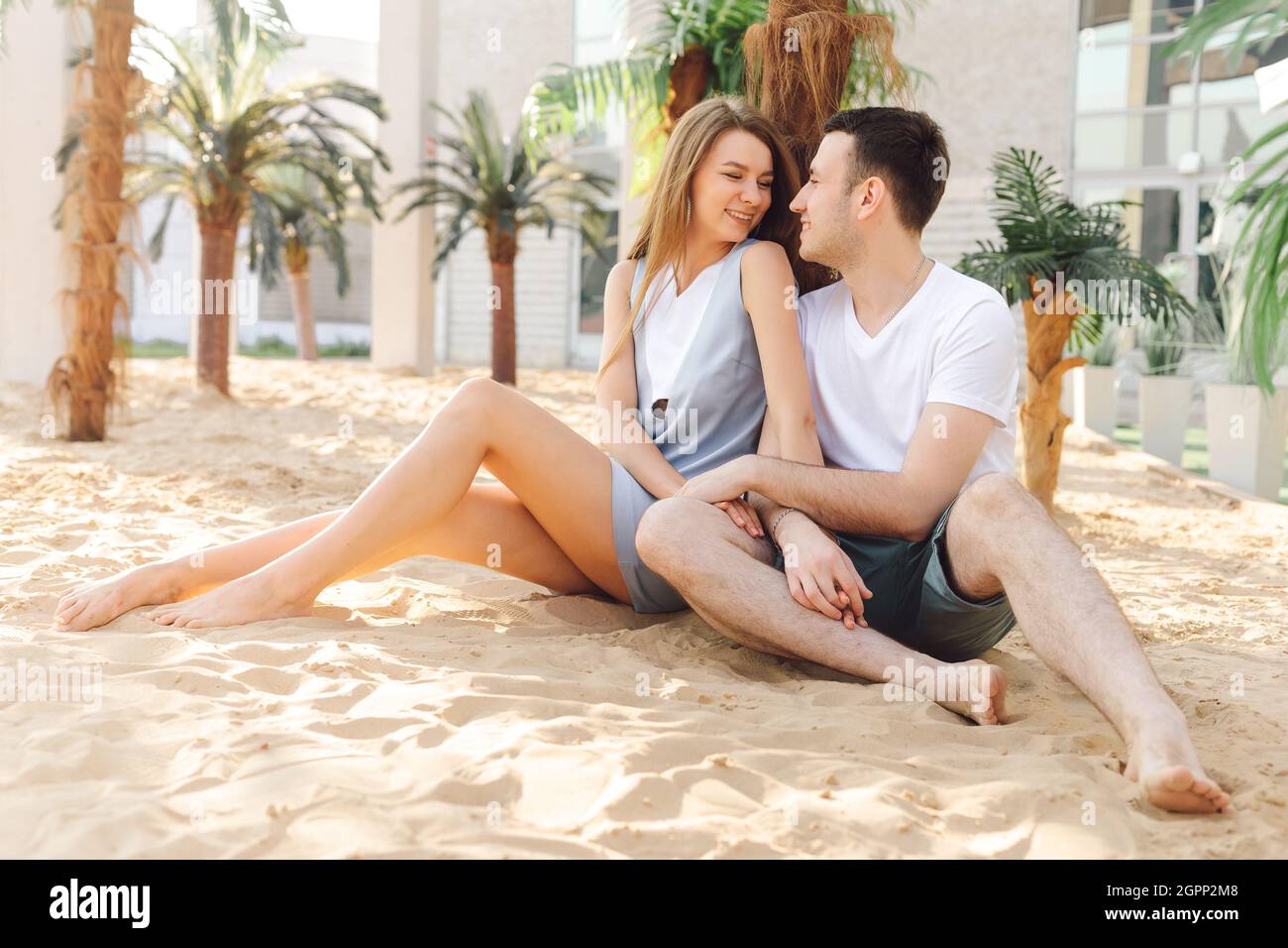 Wunderschönes Paar, das während seiner Flitterwochen am Strand Urlaub gemacht hat. Erholung und Tourismus. Romantische Beziehungen. Liebe und Zärtlichkeit. Rest im Hotel. Hone Stockfoto