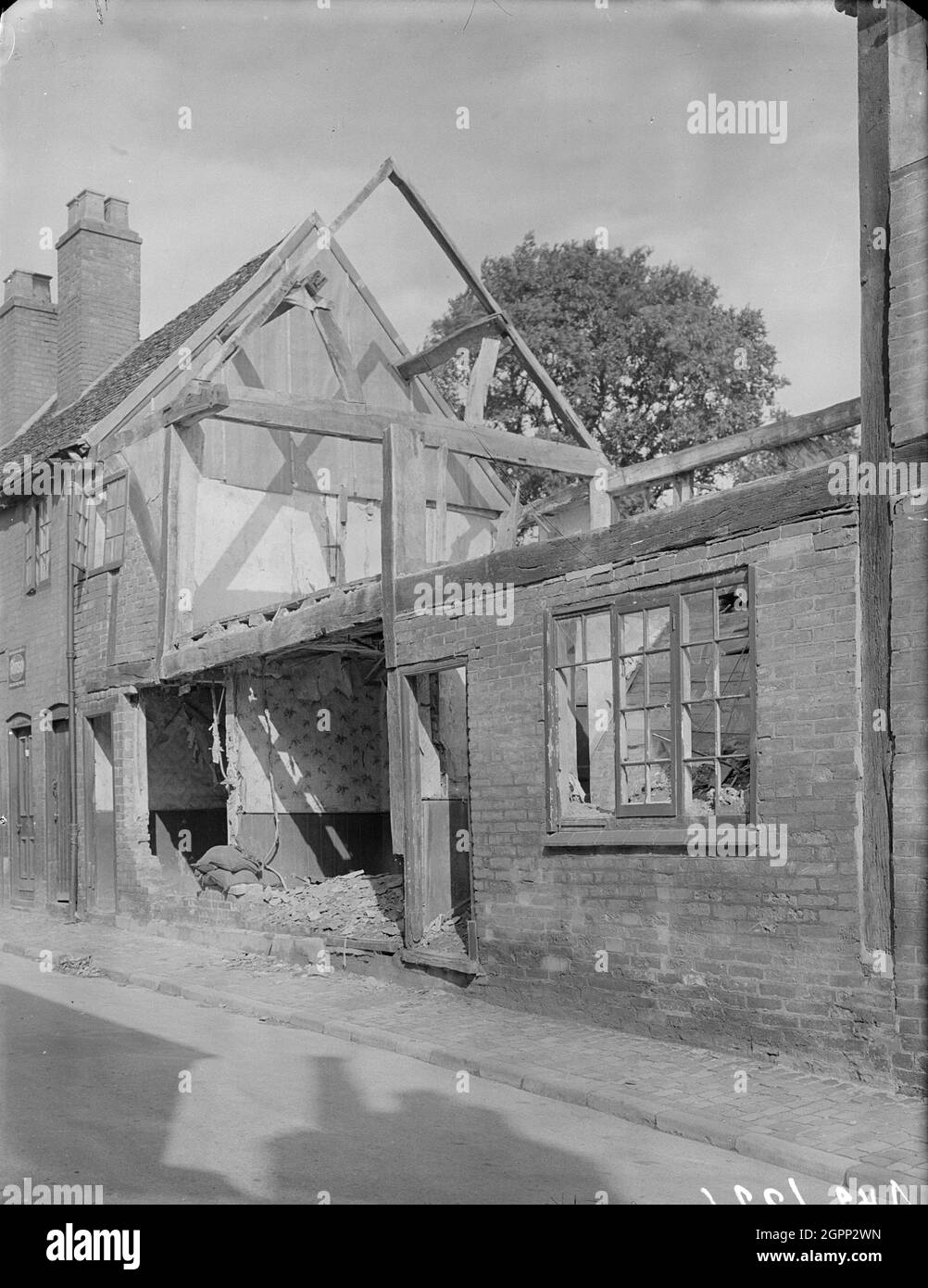 New Street, Coventry, 1941. Die Überreste von 29 New Street, die wahrscheinlichen Bombenschaden zeigen. Das Stadtzentrum von Coventry wurde durch Luftangriffe im November 1940 verwüstet. Die Bombardierung hinterließ die nahe gelegene Kathedrale in Ruinen und zerstörte einen Großteil des historischen Gewebes der Stadt. Nach dem Krieg wurde die New Street abgerissen. Stockfoto