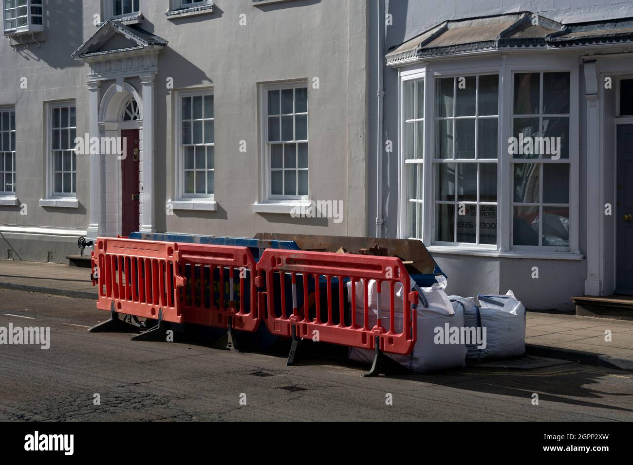 Rote Kunststoffbarrieren in High Street, Warwick, Warwickshire, England, Großbritannien Stockfoto