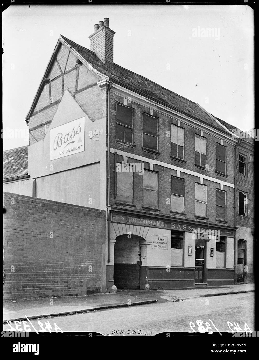 Mermaid Inn, Gosford Street, Coventry, 1941. Das Mermaid Inn in der Gosford Street 109. Die Fenster des öffentlichen Hauses sind an Bord, wahrscheinlich aufgrund von Bombenschäden. Das Stadtzentrum von Coventry wurde am 14. November 1940 durch Luftangriffe verwüstet. Die Bombenangriffe ließen die nahe gelegene Kathedrale in Ruinen zurück und zerstörten einen Großteil des historischen Gewebes der Stadt. Stockfoto