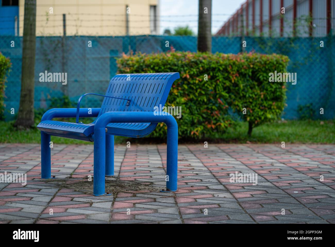 Blau lackierter Stuhl im Hof Stockfoto