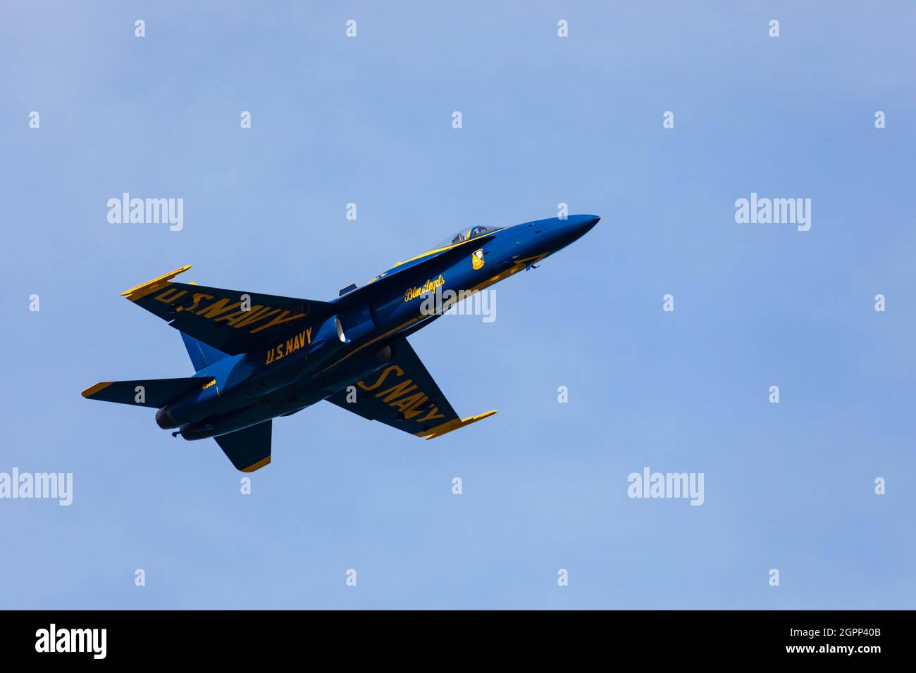 McDonnell Douglas F/A-18 vom United States Navy Flight Demonstration Squadron, The Blue Angels, treten während der Navy Week 2019 über San Francisco auf. Stockfoto
