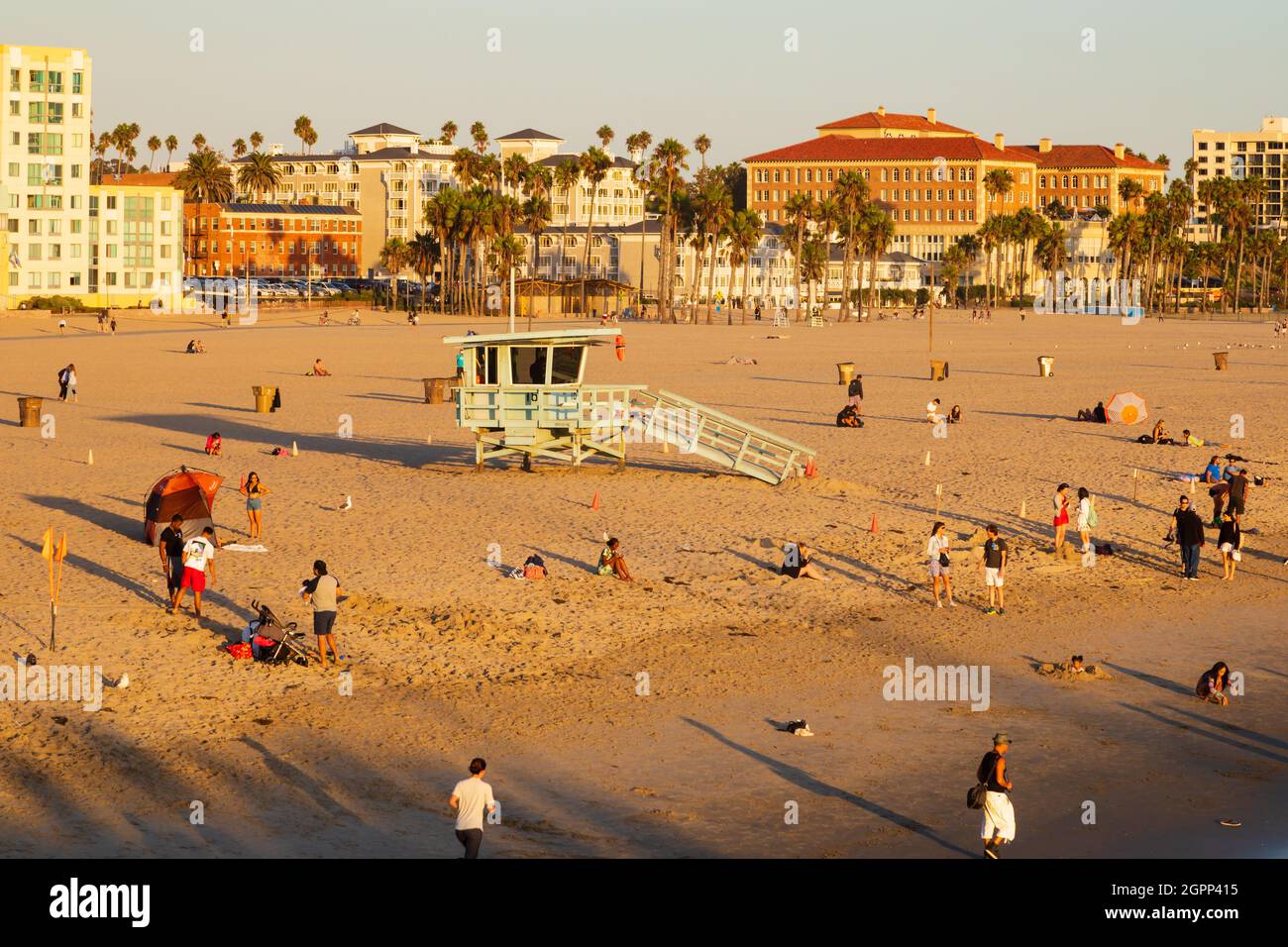 Sonnenuntergang über Touristenmassen am Santa Monica Beach. Kalifornien, USA Stockfoto