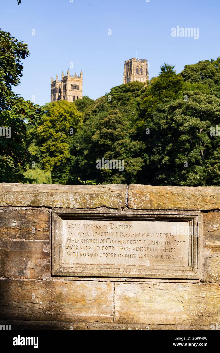Durham Cathedral von der Prebends Bridge aus gesehen mit eingesäumten Plakette. Graue Türme von Durham aber nun, ich liebe deine gemischten und massiven Haufen. Die halbe Kirche von G Stockfoto