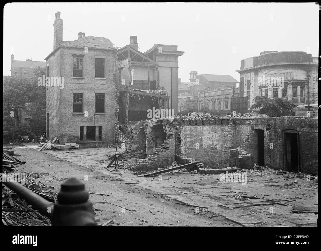 Master Mariners Almshouse, Carr Lane, Stadt Kingston upon Hull, 1941. Eine Außenansicht der Almshüuser von Master Mariner, die bei einem Luftangriff im Jahr 1941 beschädigt wurden, von Osten aus gesehen, mit dem ehemaligen Cecil-Theater im Hintergrund. Die Almshäuser bestanden aus zwei Blöcken; der erste war das Master Mariner's Almshouse, erbaut 1834, und der zweite war das Mariners Almshouse, erbaut 1837. Beide Blöcke wurden für die Corporation of the Trinity House gebaut und beherbergten pensionierte und kranke Seeleute und ihre Familien. Die Almshäuser wurden 1941 durch Bomben beschädigt und nach dem Krieg abgerissen. Das Theater im Bac Stockfoto