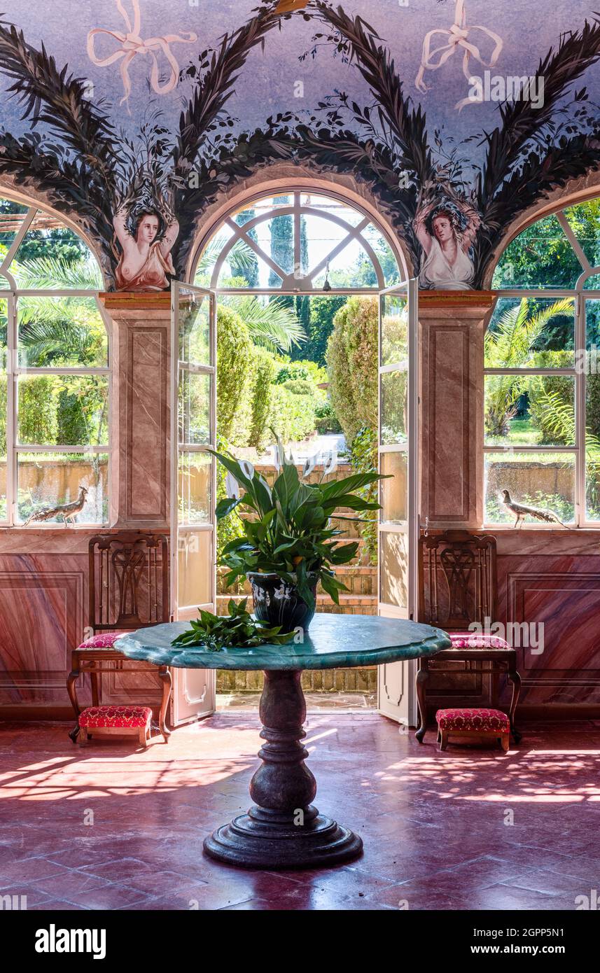 Gartenzimmer mit Wandgemälde, inspiriert von Fresken in der Villa Imperiale, Pesara, italienische Villa Stockfoto