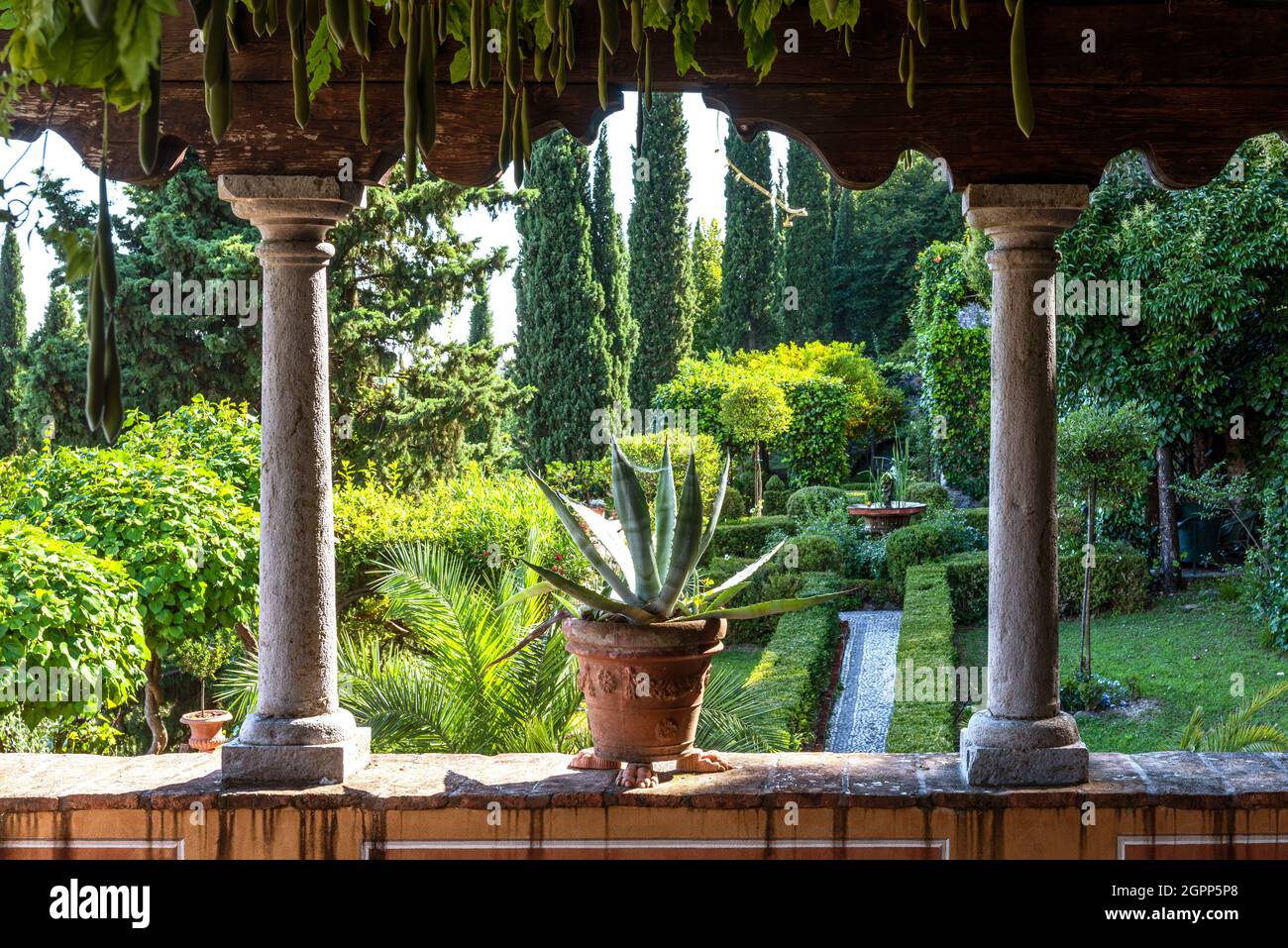 Blick auf den italienischen Garten von der Loggia, Gardasee Stockfoto