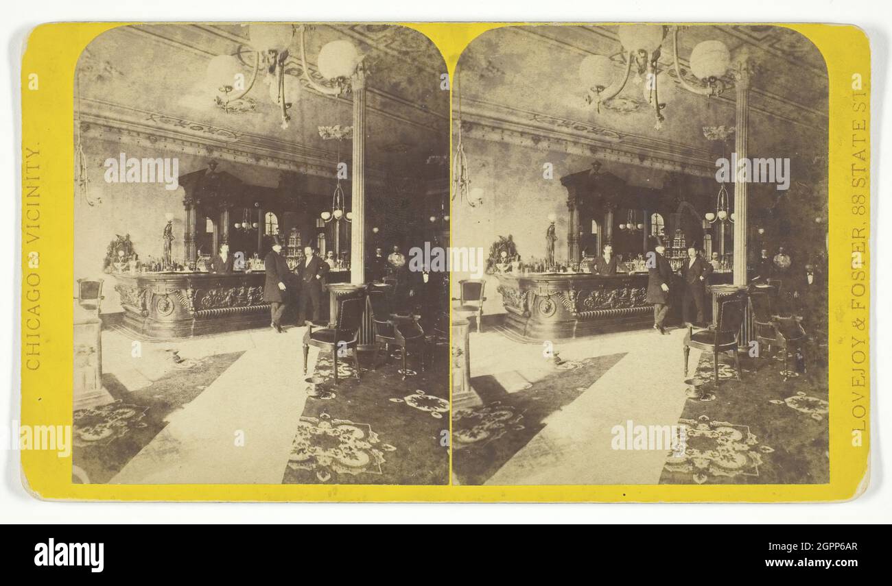 Office Tremont House, Cor. Lake and Dearborn St., 1850/71. [Männer lehnen sich an eine Bar im Tremont House Hotel, Chicago, Illinois, USA]. Albumendruck, Stereokard, aus der Serie "Chicago und Umgebung". Stockfoto