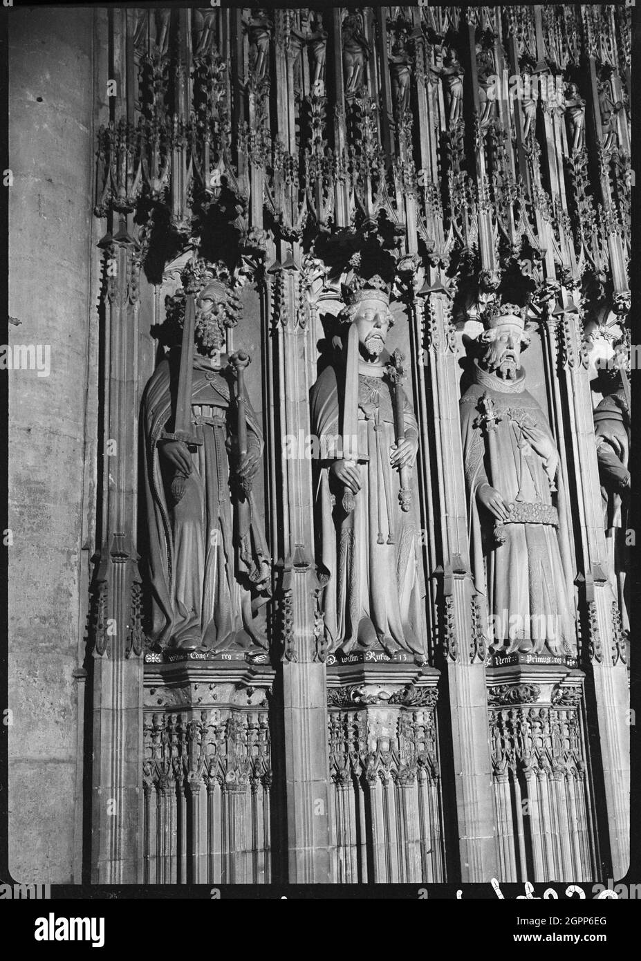 York Minster, Minster Yard, York, 1942. Eine Detailansicht von drei geschnitzten Figuren am nördlichen Ende der Chorleinwand im York Minster. Die Chorleinwand wurde c1460 errichtet. Es hat eine Veranda und eine Tür mit Ogee Kopf und überdachter Nischen mit Statuetten. Zu den Statuetten gehören Könige von England, von Wilhelm I. bis Heinrich VI. Oben ist eine Reihe von überdateten Nischen mit Stuckengeln. Stockfoto