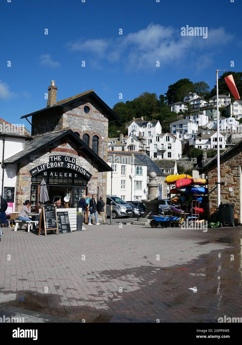 Die Old Lifeboat Station Gallery und der Wachturm. Looe, Cornwall, Großbritannien Stockfoto