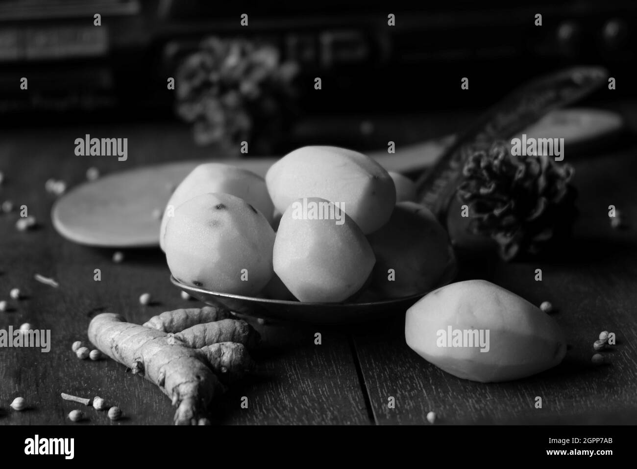 Gewürze in Form von Kartoffeln, Kurkuma, weißem Pfeffer Stockfoto
