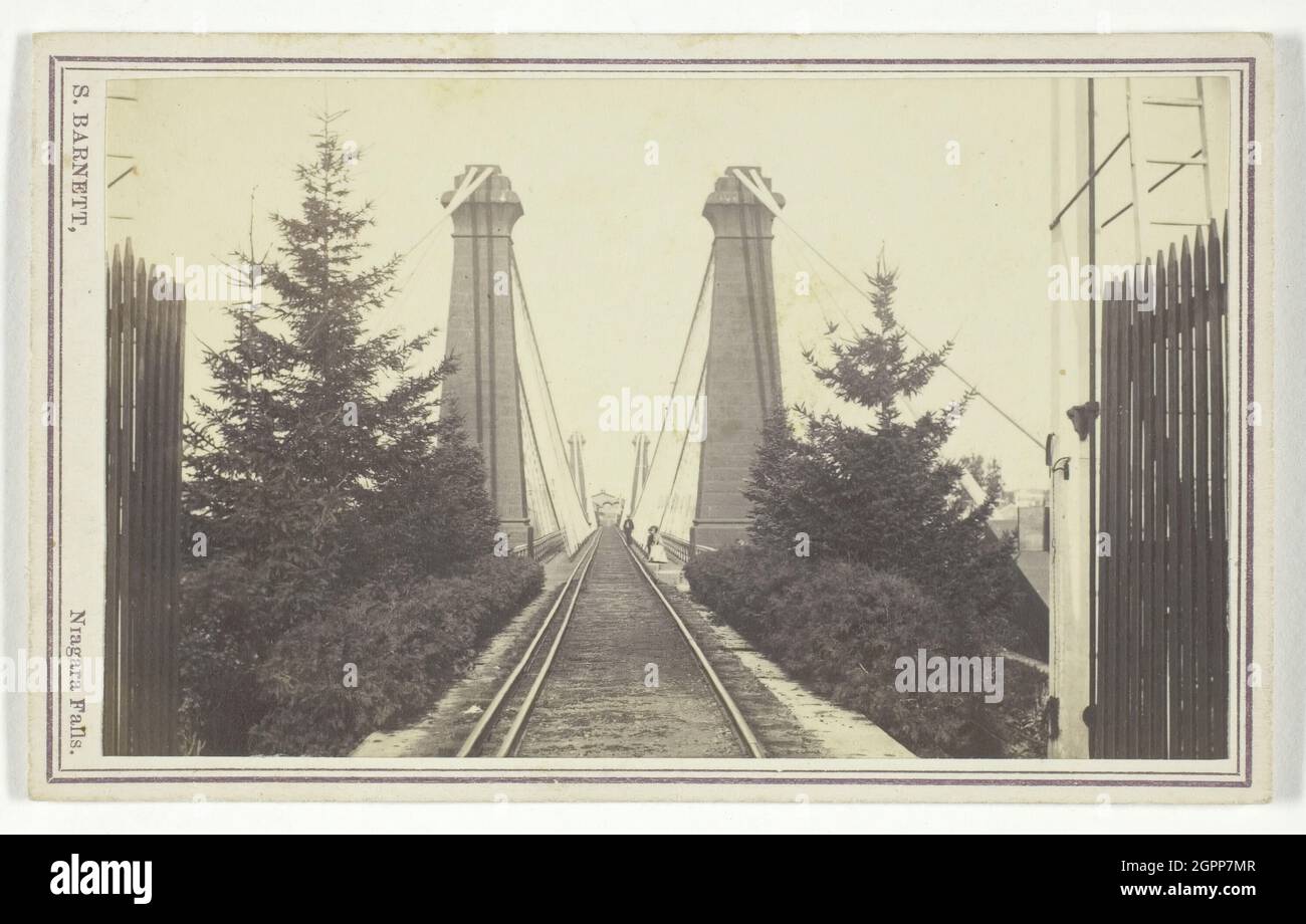 Railway Suspension Bridge, Niagara Falls, 19. Jahrhundert. [Die Niagara Falls Suspension Bridge, die 1855 eröffnet wurde, war die erste funktionierende Hängebrücke der Welt. Es überspannt den Niagara-Fluss und verbindet die Städte der Niagara-Fälle in Ontario, Kanada mit den Niagara-Fällen, New York State, USA]. Albumendruck (carte-de-visite). Stockfoto