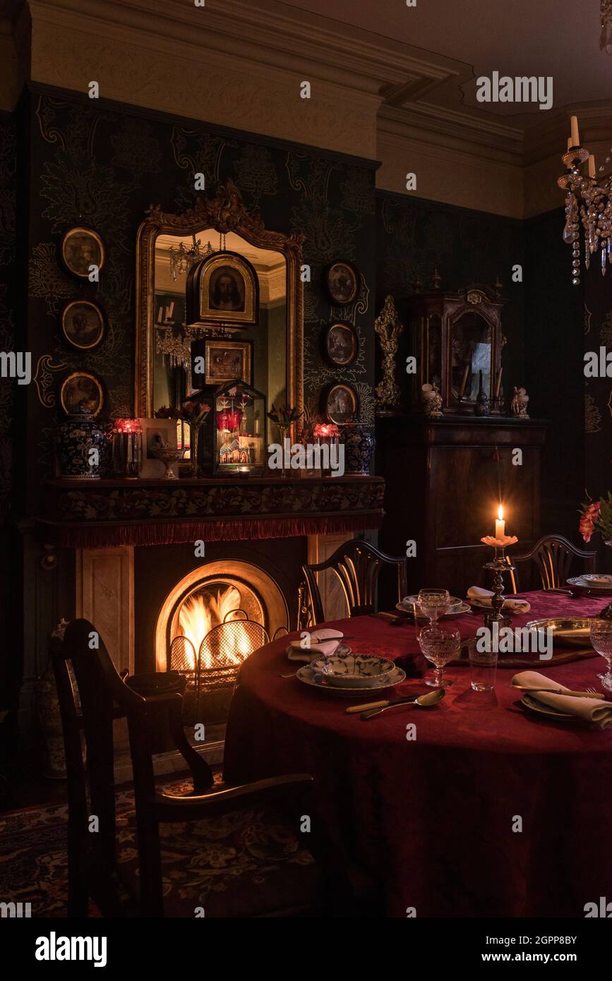 Esstisch und brennendes Feuer in Benedict's B&B, St. Leonards-on-Sea Stockfoto