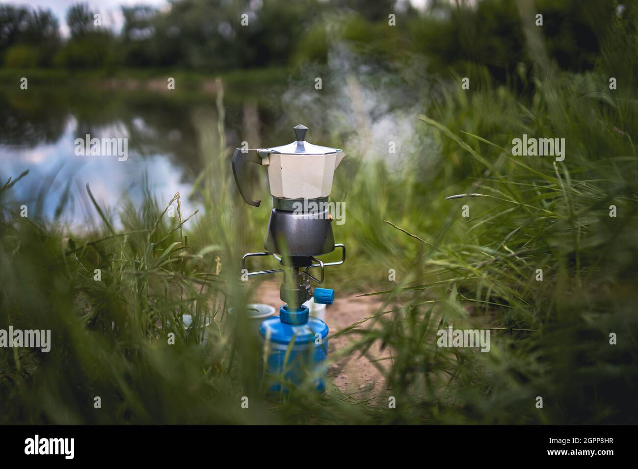 Kaffee auf Campinggas in der Natur machen Stockfoto