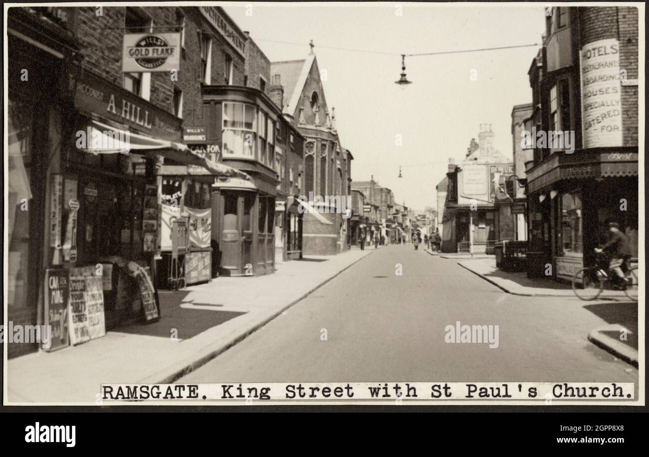 King Street, Ramsgate, Thanet, Kent, c1945-c1959. Ein Straßenblick auf die King Street mit einem Teilblick auf die St. Paul's Church, errichtet 1873 und von Januar bis Februar 1959 abgerissen. Die Kirche wurde 1873 errichtet, um mehr Menschen von der King Street in die Kirche zu locken. Es wurde 1940 geschlossen und zwischen Januar und Februar 1959 abgerissen. Es hat ein apsidales Ostende, von dem der untere Teil der Außenwand überlebt. Stockfoto