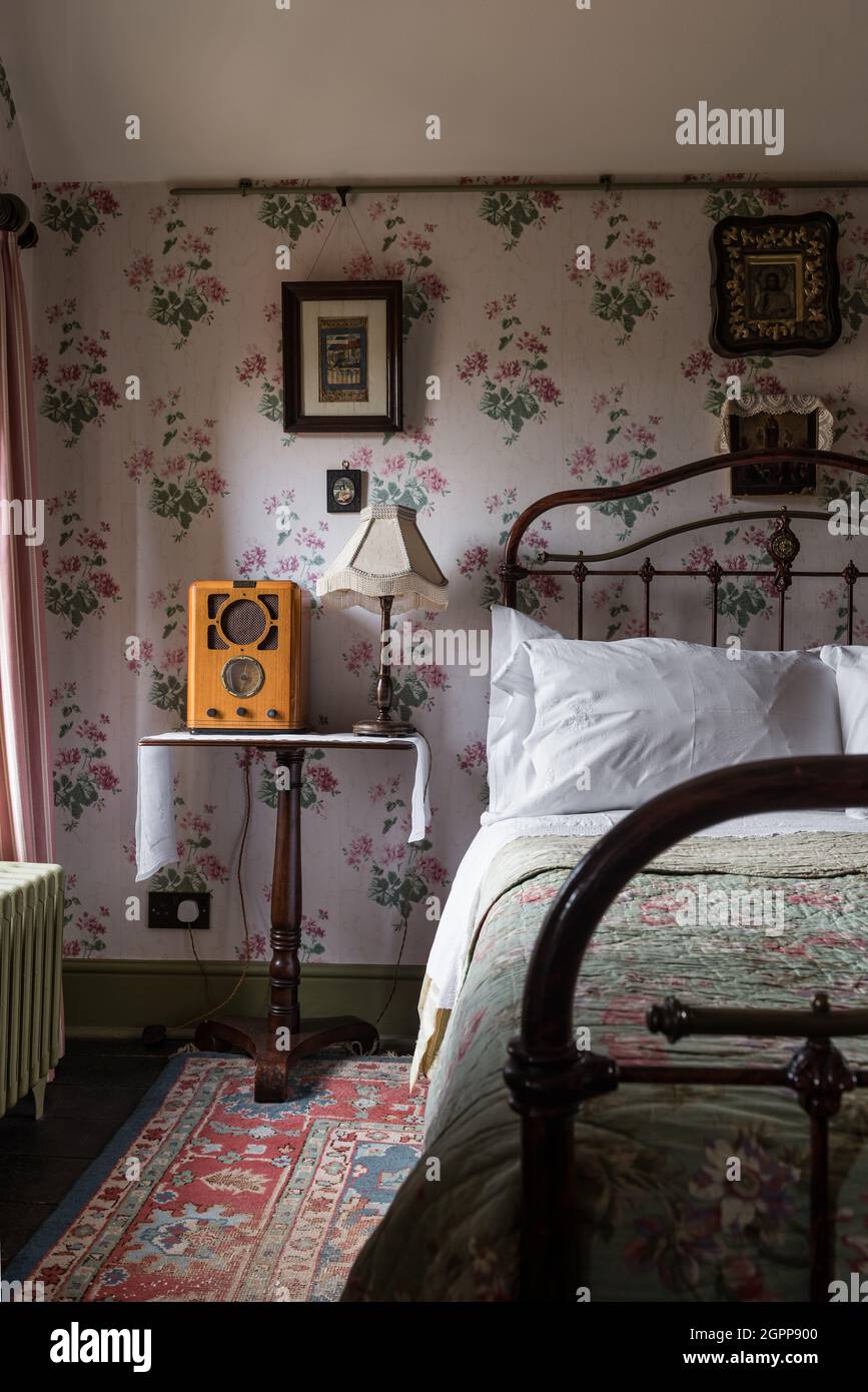 Vintage-Radio am Bett in Benedict's B&B, St. Leonards-on-Sea Stockfoto