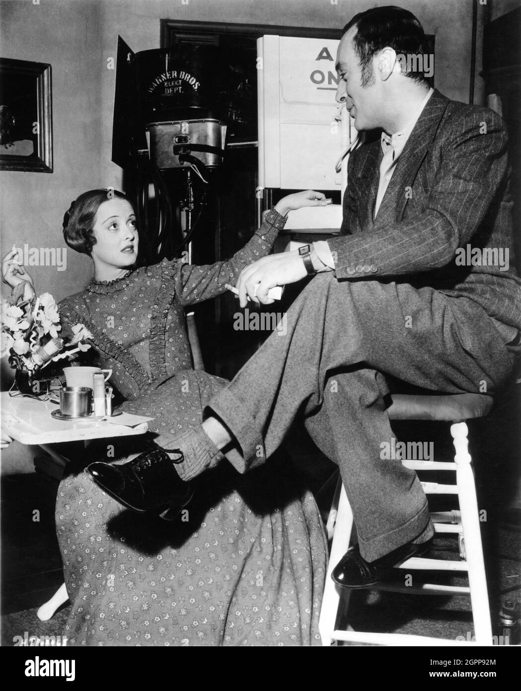 BETTE DAVIS und CHARLES BOYER am Set offen während einer Drehpause von ALL DEM, UND HEAVEN TOO 1940 Regisseur ANATOLE LITVAK Roman Rachel Field Drehbuch Casey Robinson Musik Max Steiner Kostümdesign Orry-Kelly Warner Bros Stockfoto