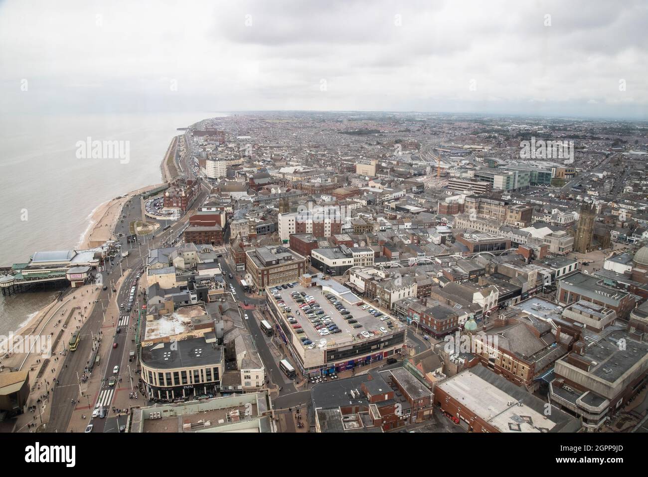 Blackpool North Shore und Promenade von der Spitze des legendären Blackpool Tower in 518 Fuß Höhe an der Lancashire Fylde Küste, England, Großbritannien Stockfoto