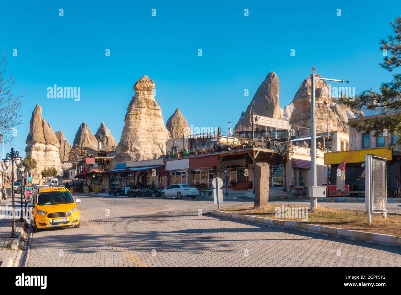 Türkei, Kappadokien, Goreme, Gebäude mit Feenkaminen im Hintergrund Stockfoto