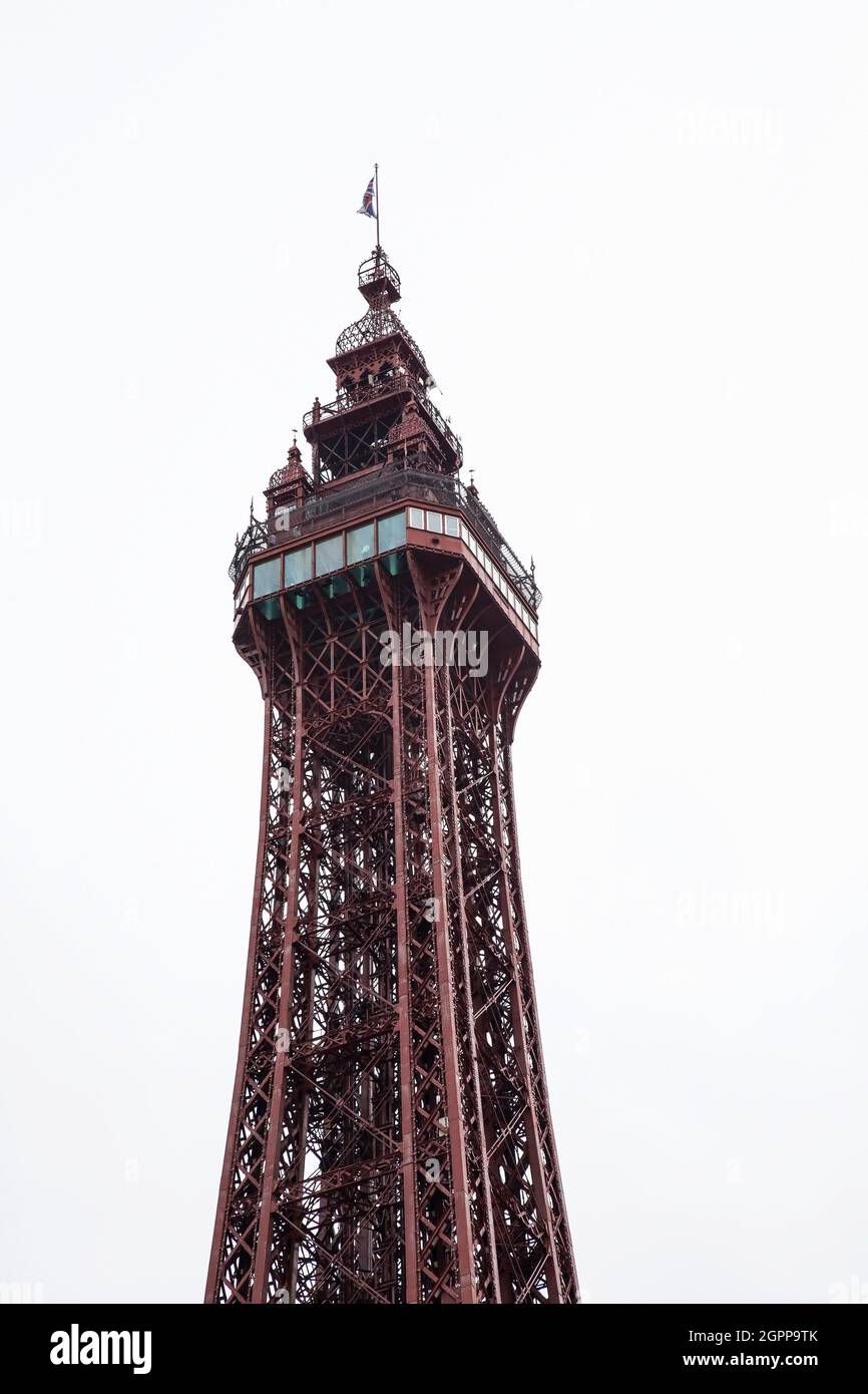 Der Blackpool Tower besteht aus Stahl und Gusseisen und steht auf etwas mehr als 518 Metern Höhe und blickt nordöstlich von der Blackpool Promenade unten Stockfoto