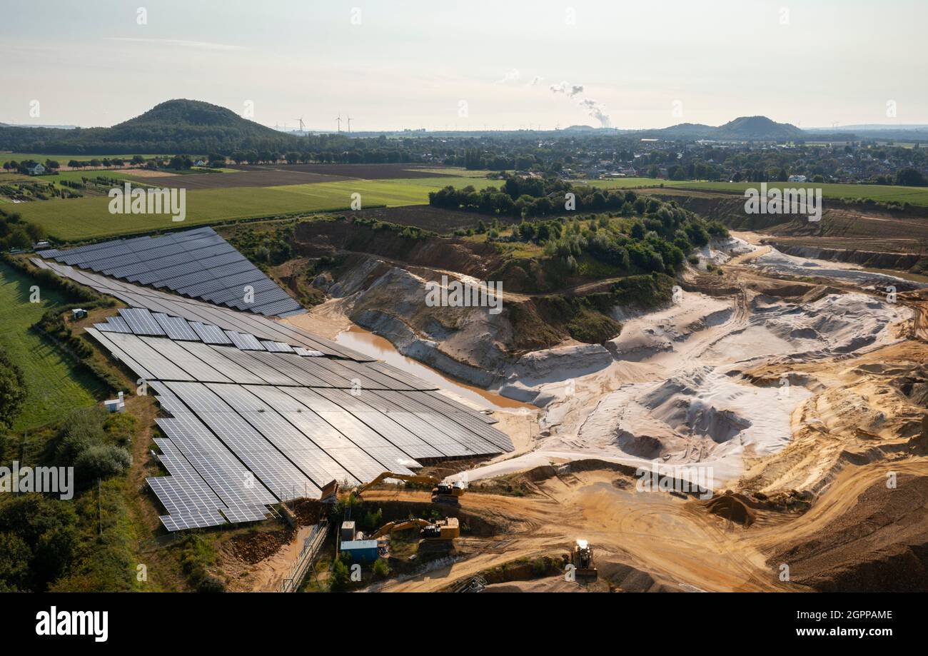 Deutschland, Herzogenrath, Luftaufnahme von Sonnenkollektoren im Sandbergwerk Stockfoto