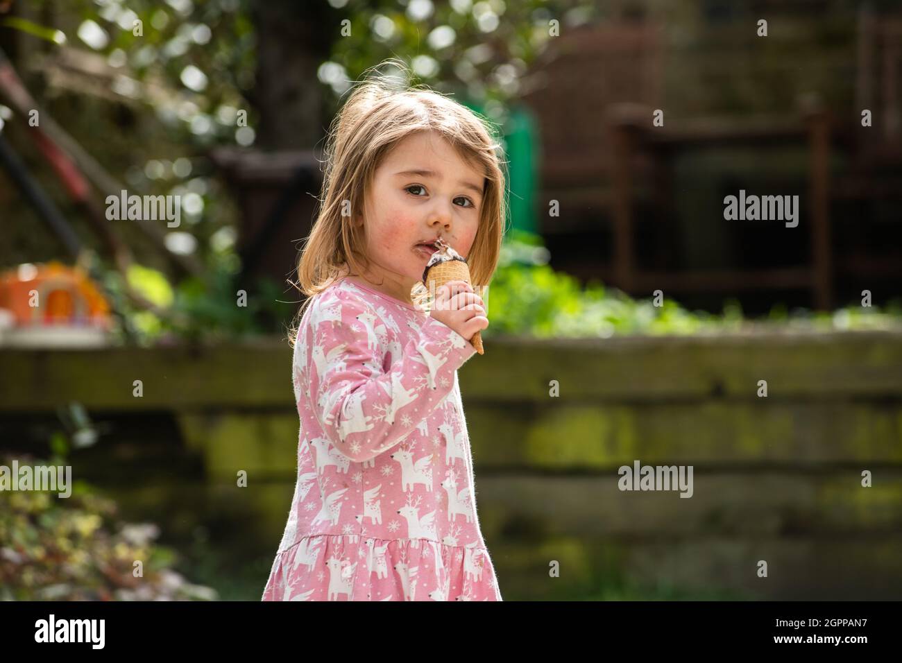 Großbritannien, Porträt eines Mädchens (2-3) mit Eiskegel Stockfoto