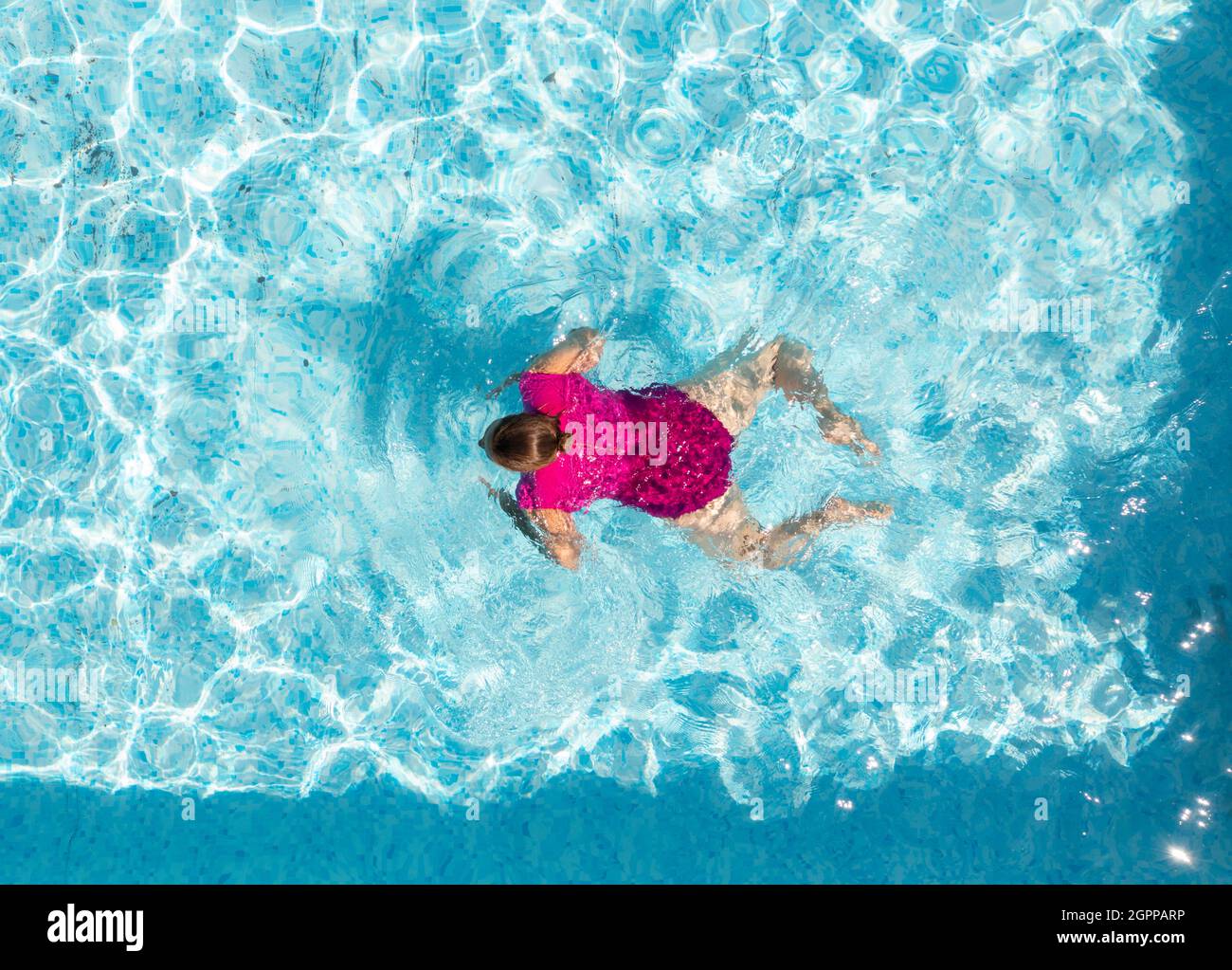 Nederland, Breda, Blick von oben auf die Frau im Schwimmbad Stockfoto