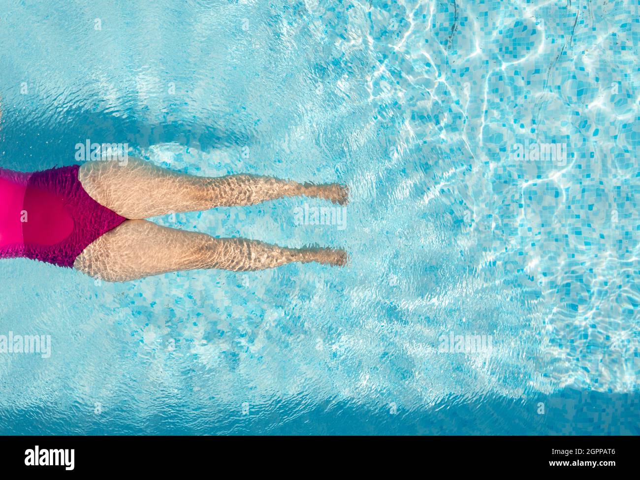 Nederland, Breda, Blick von oben auf die Frau im Schwimmbad Stockfoto