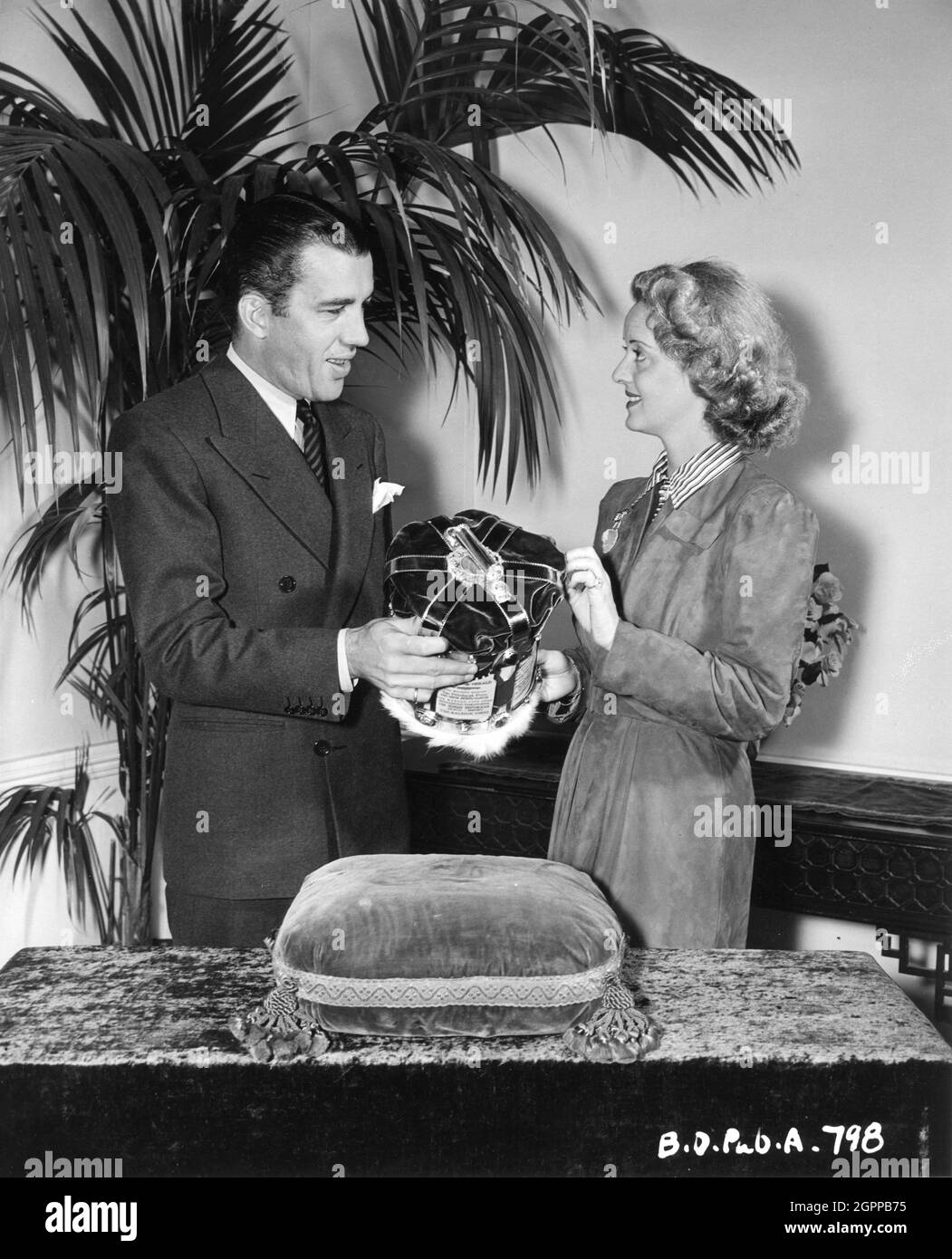 Kolumnist ED SULLIVAN präsentiert BETTE DAVIS mit ihrer Krone als Queen of the Movies für 1940 Publicity Still von Warner Bros Stockfoto