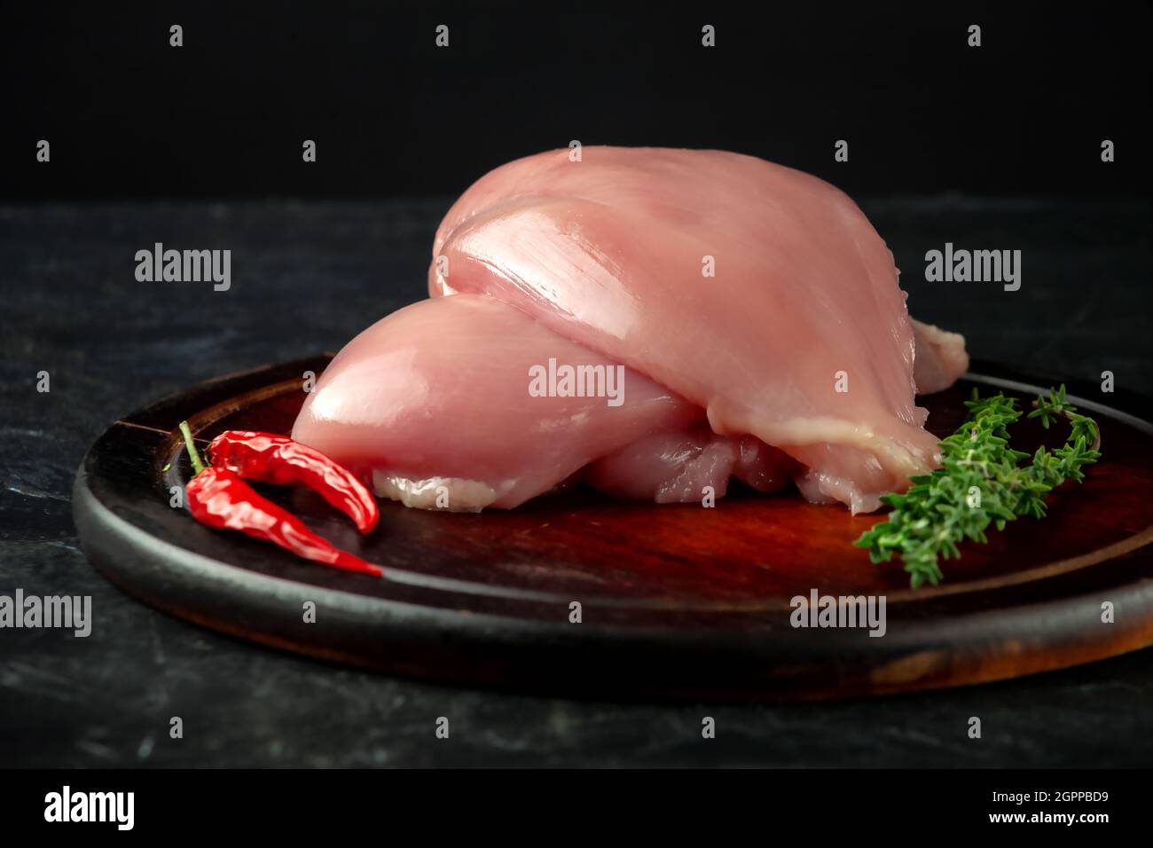 Rohes Hühnerfilet auf einem Holzbrett. Diät-Essen Stockfoto