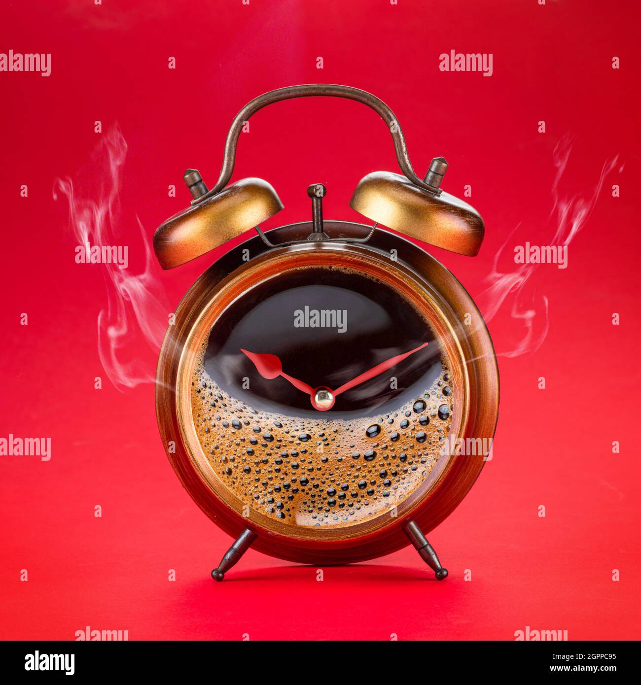 Collage aus dampfenden Kaffeegetränken. Heißer Kaffee in der A'larm-Uhr als Symbol für die Kaffeezeit. Stockfoto