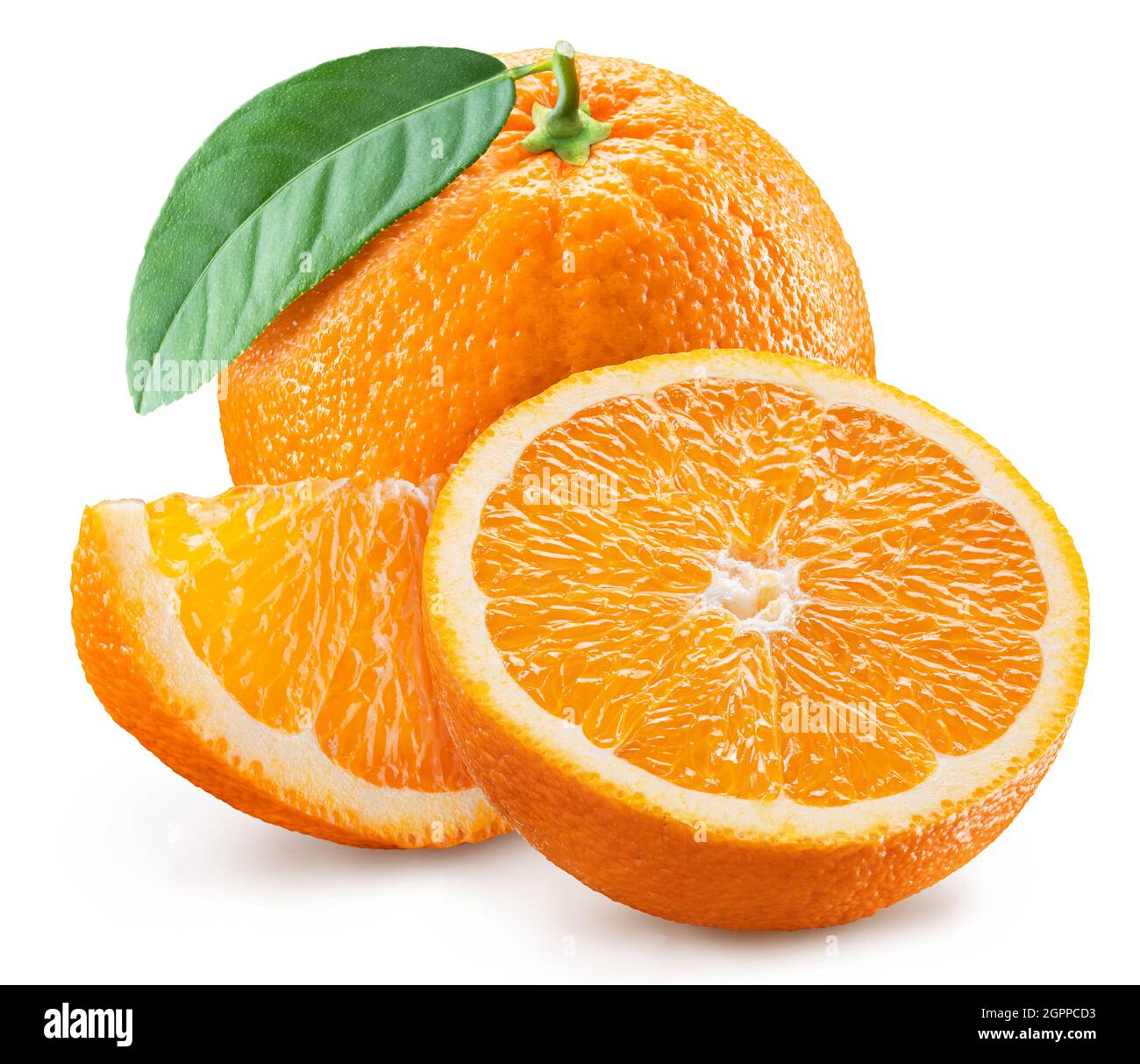 Orangefarbene Früchte und orangefarbene Scheibe mit grünen Blättern auf weißem Hintergrund. Datei enthält Beschneidungspfad. Stockfoto
