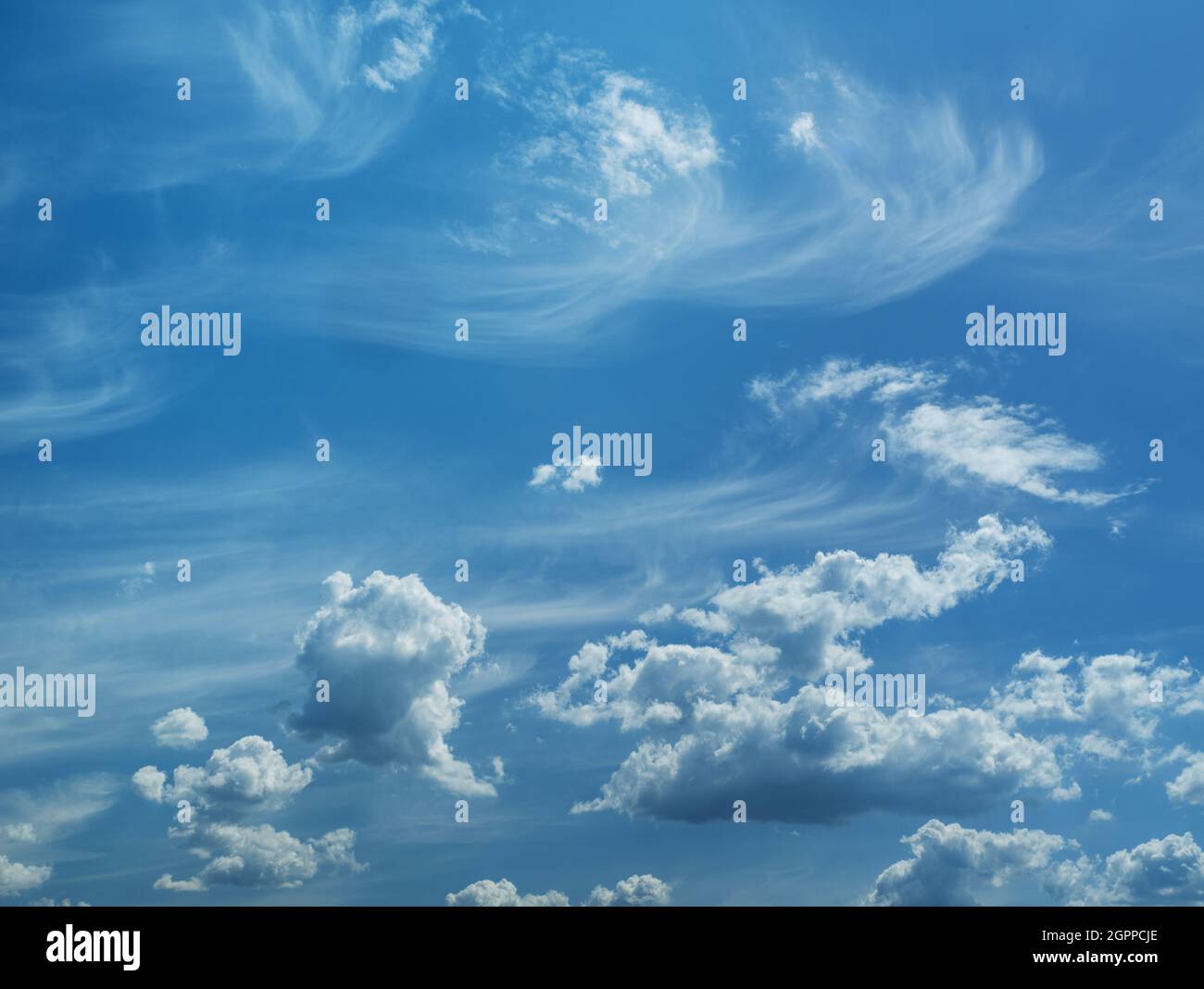 Einige leichte kuumulforme und cirrus Wolken in den sauberen blauen Himmel. Natur Hintergrund. Stockfoto