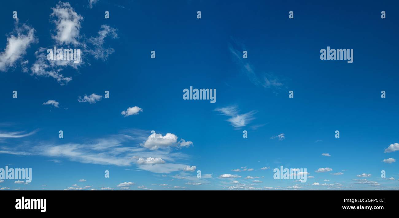 Tiefblauer Himmel und weiße verschiedene Arten von Wolken darin. Schöne Natur Hintergrund. Stockfoto