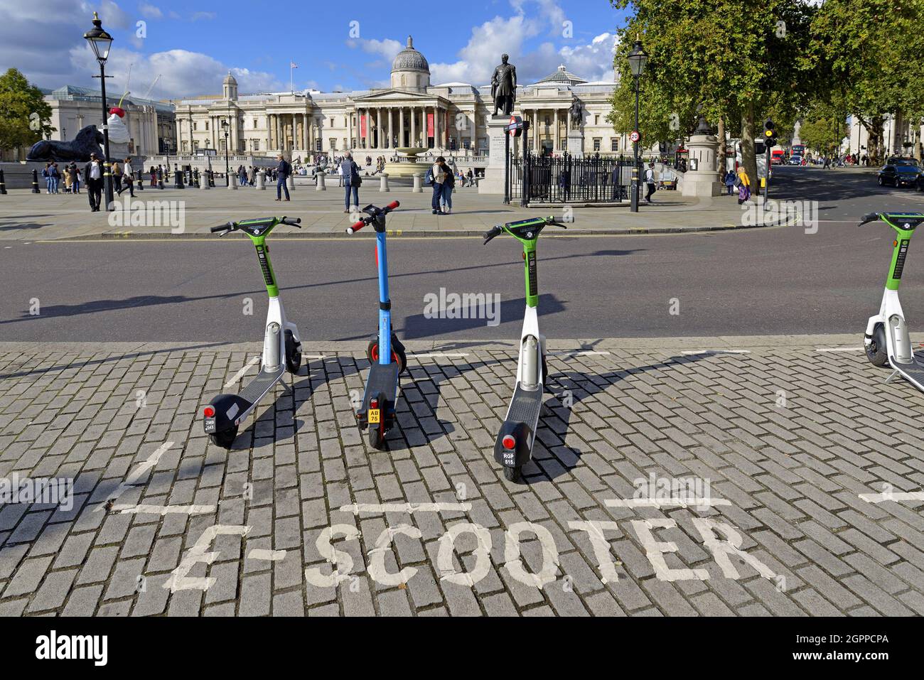 London, England, Großbritannien. E-Scooter zum Mieten in Trafalgar Square Stockfoto