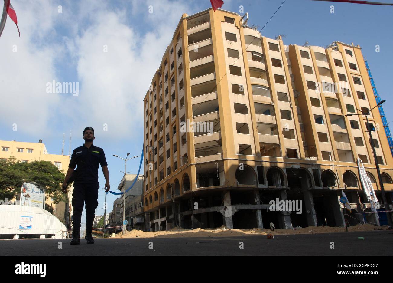 Gaza, Gaza. September 2021. Polizist patrouilliert in der Nähe des Al-Jawharah Turms, der während des israelisch-palästinensischen Konflikts im vergangenen Mai in Gaza-Stadt am Donnerstag, dem 30. September 2021, beschädigt wurde. Foto von Ismael Mohamad/UPI Credit: UPI/Alamy Live News Stockfoto