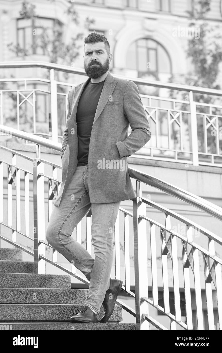 Suchen trendy. Brutal reifen Hipster im Herbst Jacke. Männlich mit gepflegten Gesichtshaar. Kerl mit stilvollen Frisur. Haar-und Bartpflege. Charismatisch Stockfoto