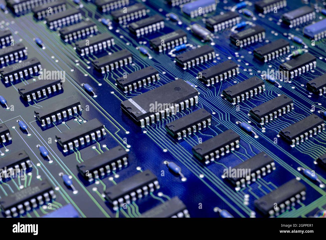 Schließen Sie die elektronische Leiterplatte ( PCB ) Komponenten Detail und eine integrierte Schaltung (ic) Stockfoto