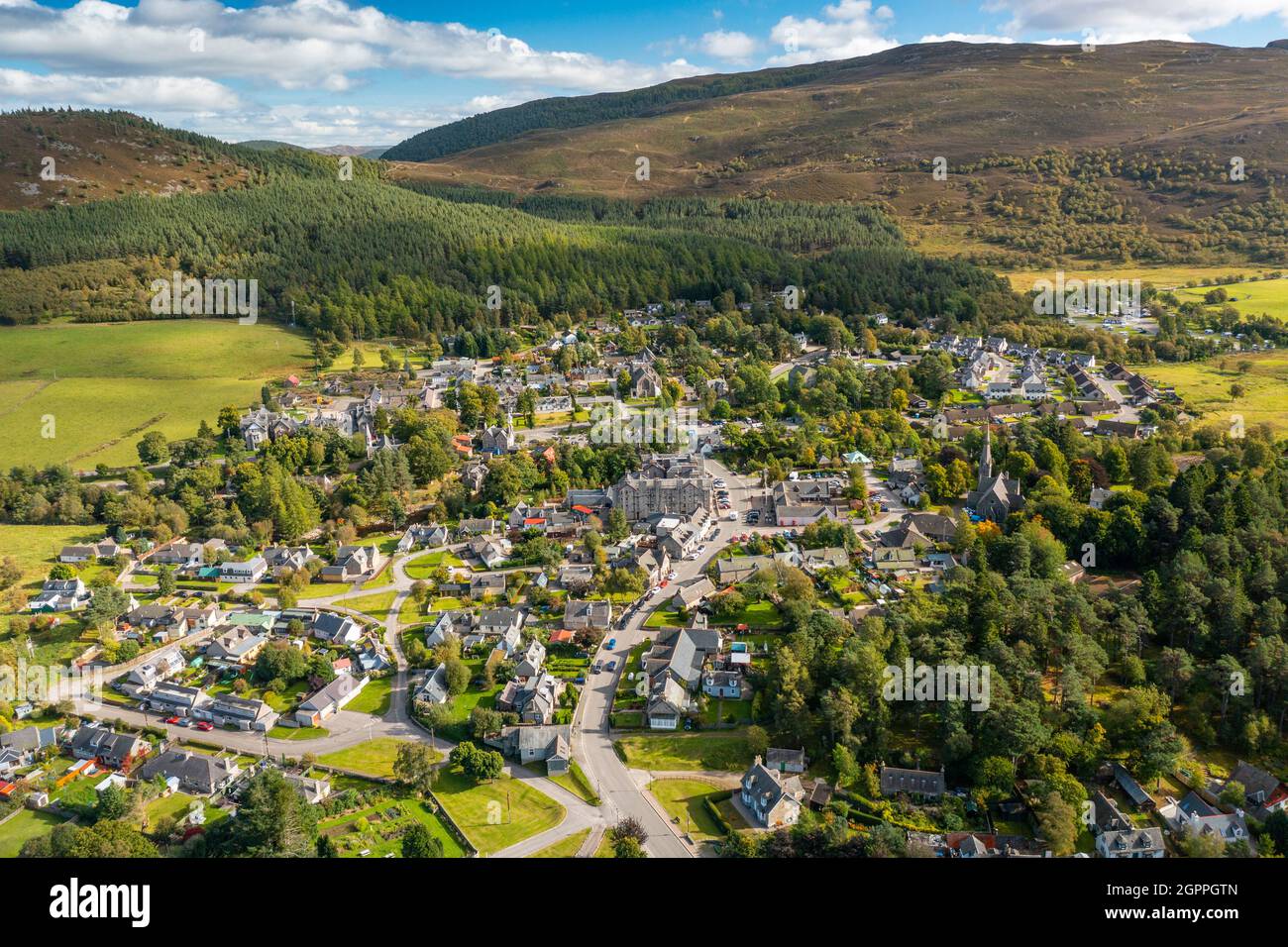 Luftaufnahme von der Drohne des Dorfes Braemar im Cairngorms National Park, auf Royal Deeside, Aberdeenshire, Schottland, Großbritannien Stockfoto