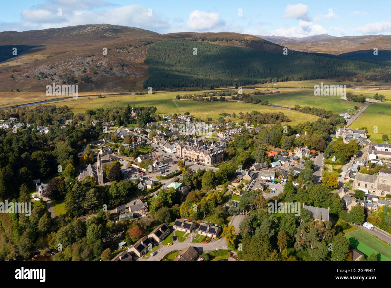 Luftaufnahme von der Drohne des Dorfes Braemar im Cairngorms National Park, auf Royal Deeside, Aberdeenshire, Schottland, Großbritannien Stockfoto