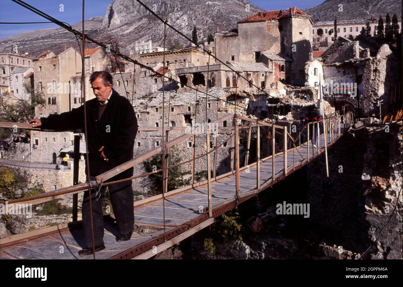 Die zerstörte Stari Most (Alte Brücke) über den Fluss Neretva während des Balkankrieges im Jahr 1994. Mostar ist eine Stadt und das Verwaltungszentrum des Kantons Herzegowina-Neretva der Föderation von Bosnien und Herzegowina, eine Einheit von Bosnien und Herzegowina. Stockfoto