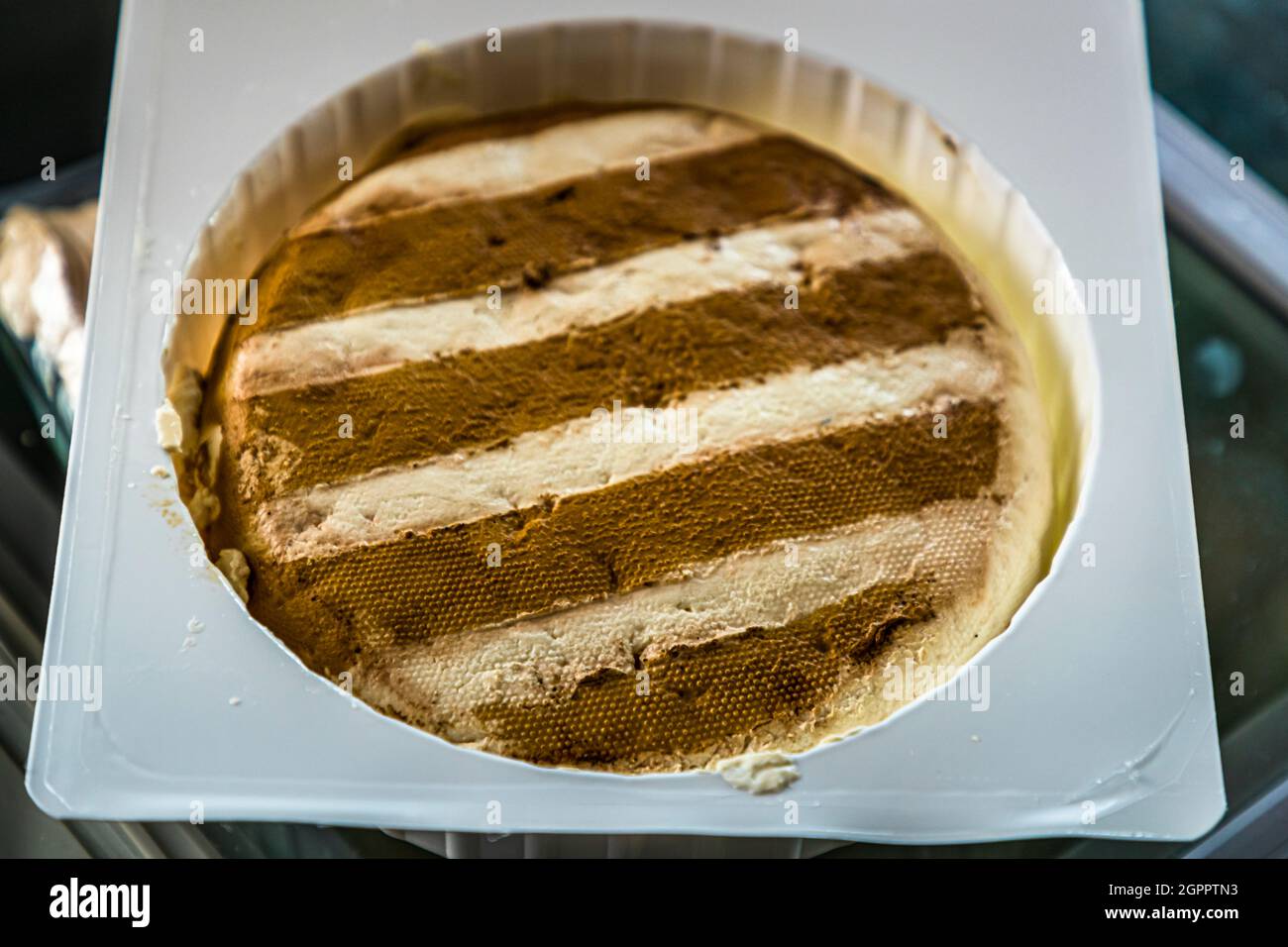 Rygeost, geräucherter Käse in der Verpackung. Die dunklen Teile des Käses wurden Rauch ausgesetzt. Typischer geräucherter Käse der Gundestrup Dairy and Brewery (Gundestrup Mejeri Og Bryghus) Gundestrup, Svendborg, Dänemark Stockfoto