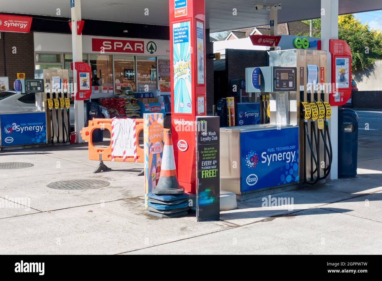 Warminster, Wiltshire, Großbritannien - 29. September 2021: Eine ESSO-Tankstelle in East Street, Warminster, England, ohne Benzin Stockfoto