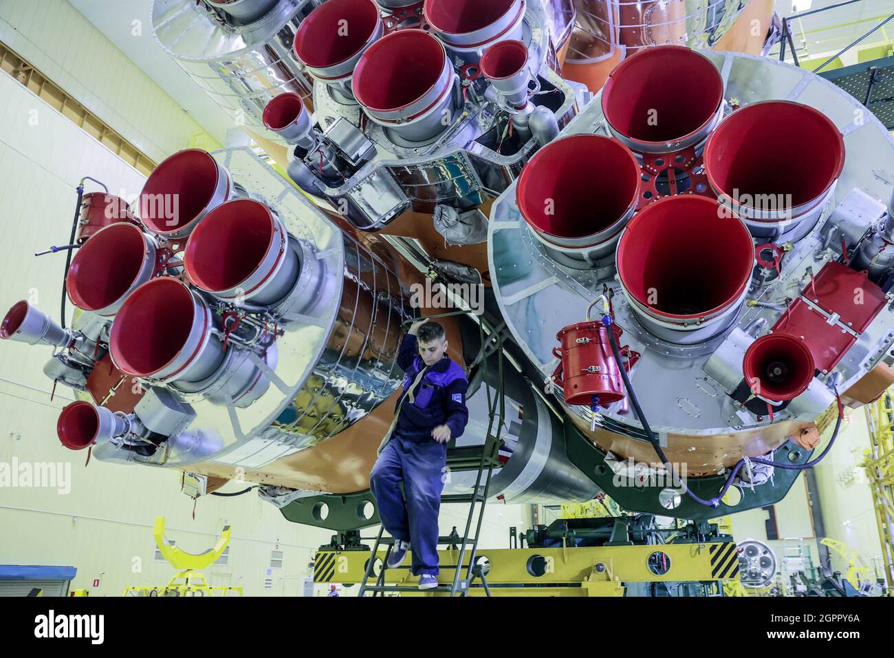 Kosmodrom Baikonur Kasachstan September 21 Eine Sojus 2 1a Rakete Wird Fur Die Sojus Ms 19 Mission In Der Montage Und Testeinrichtung Nr 31 Im Kosmodrom Baikonur Montiert Die Besatzung Der Mission Zu Der Der Kosmonaut Anton Shkaplerov