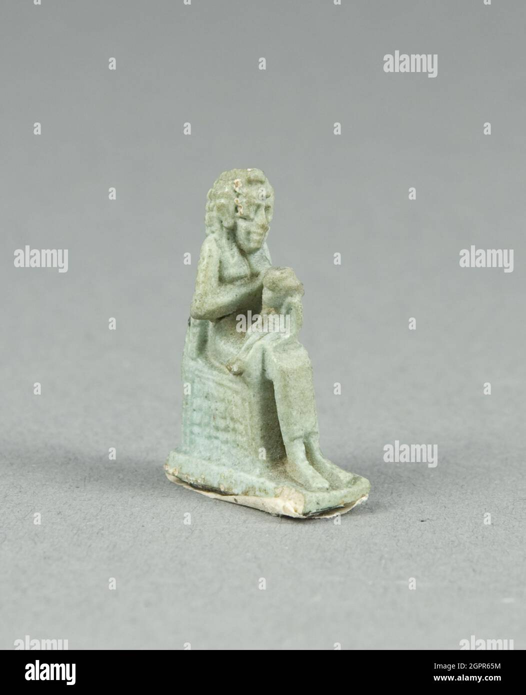 Amulett der Isis Holding Horus, Ägypten, Spätperiode-ptolemäisch (7. Bis 1. Jahrhundert v. Chr.). Stockfoto