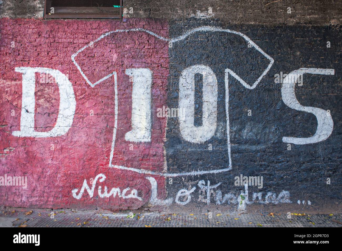 ROSARIO, ARGENTINIEN - 05. Apr 2018: Ein Graffiti mit den Clubfarben der Newells Old Boys und der Legende D10S Stockfoto