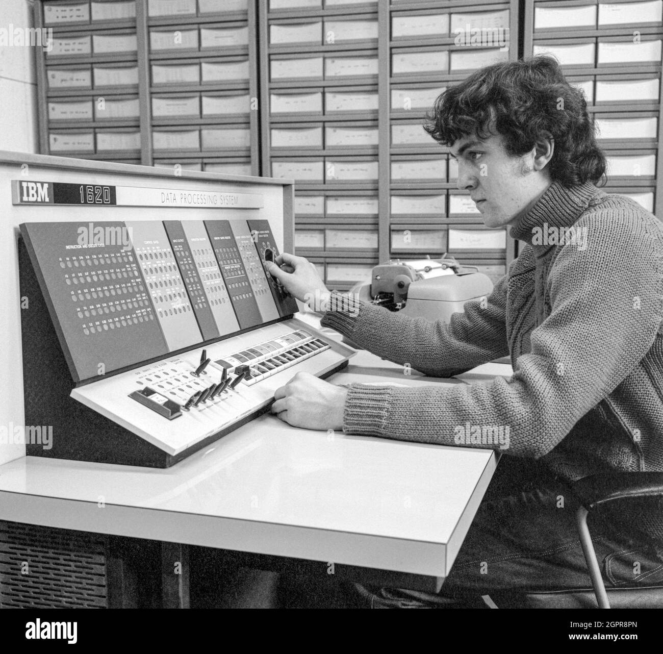 Ein Student an der Regent Street Polytechnic (heute University of Westminster) in London, Großbritannien, der 1970 ein IBM 1620 Data Processing System verwendete. Stockfoto