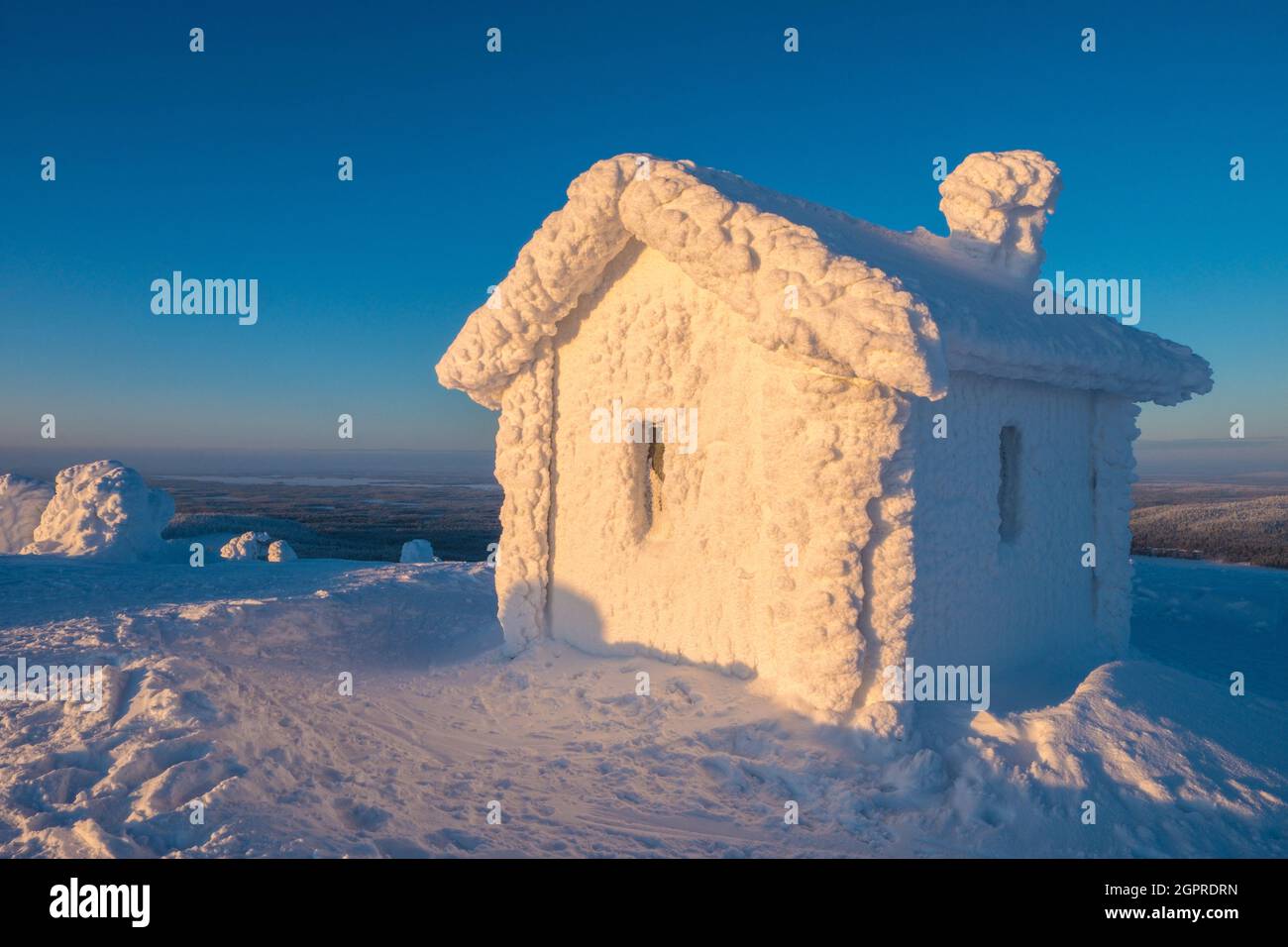 Eine Berghütte mit Schnee und Eis in Finnisch-Lappland Stockfoto