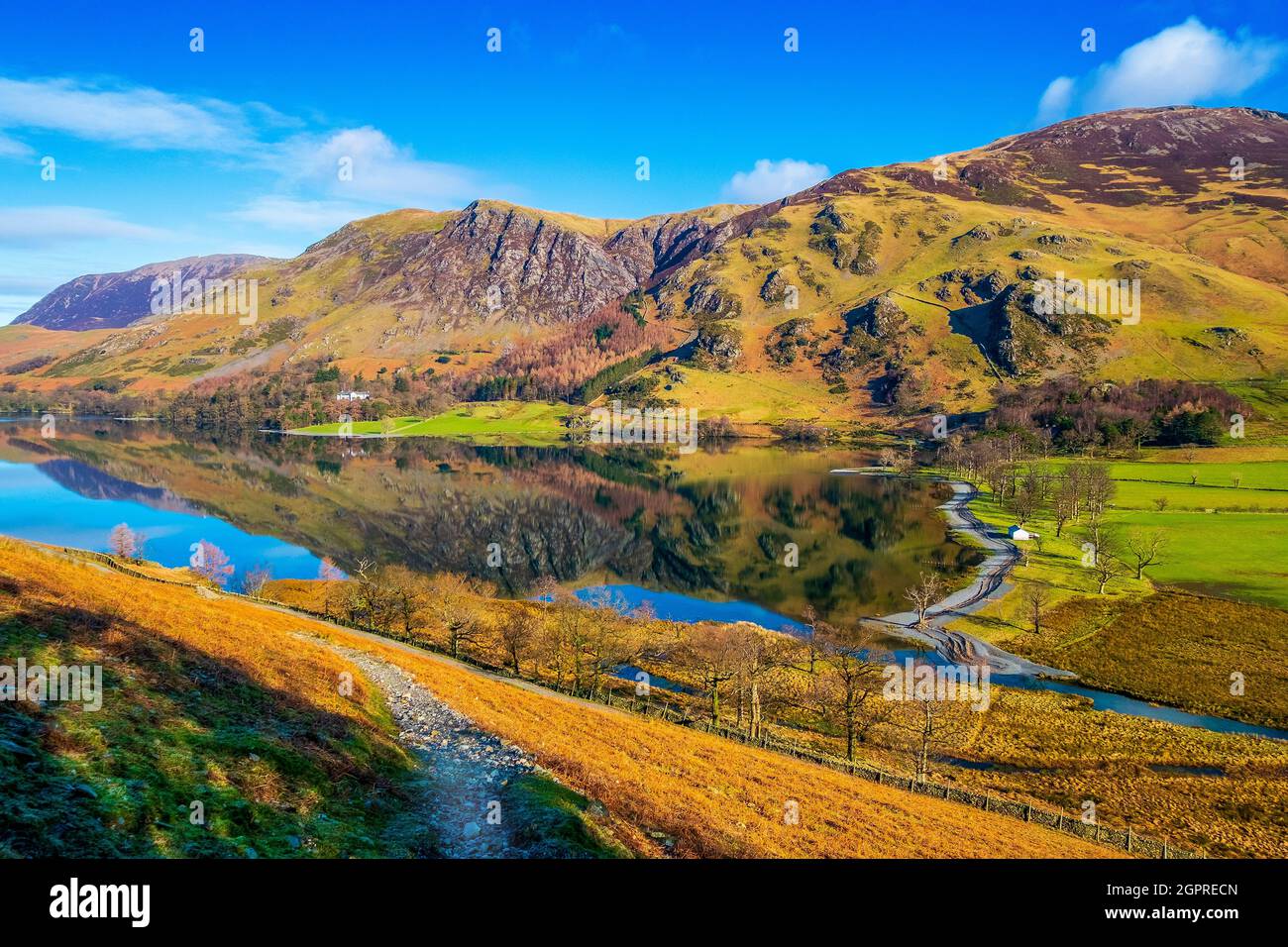 Buttermere und die umliegenden Fjells im Winter, Lake District National Park, Großbritannien Stockfoto