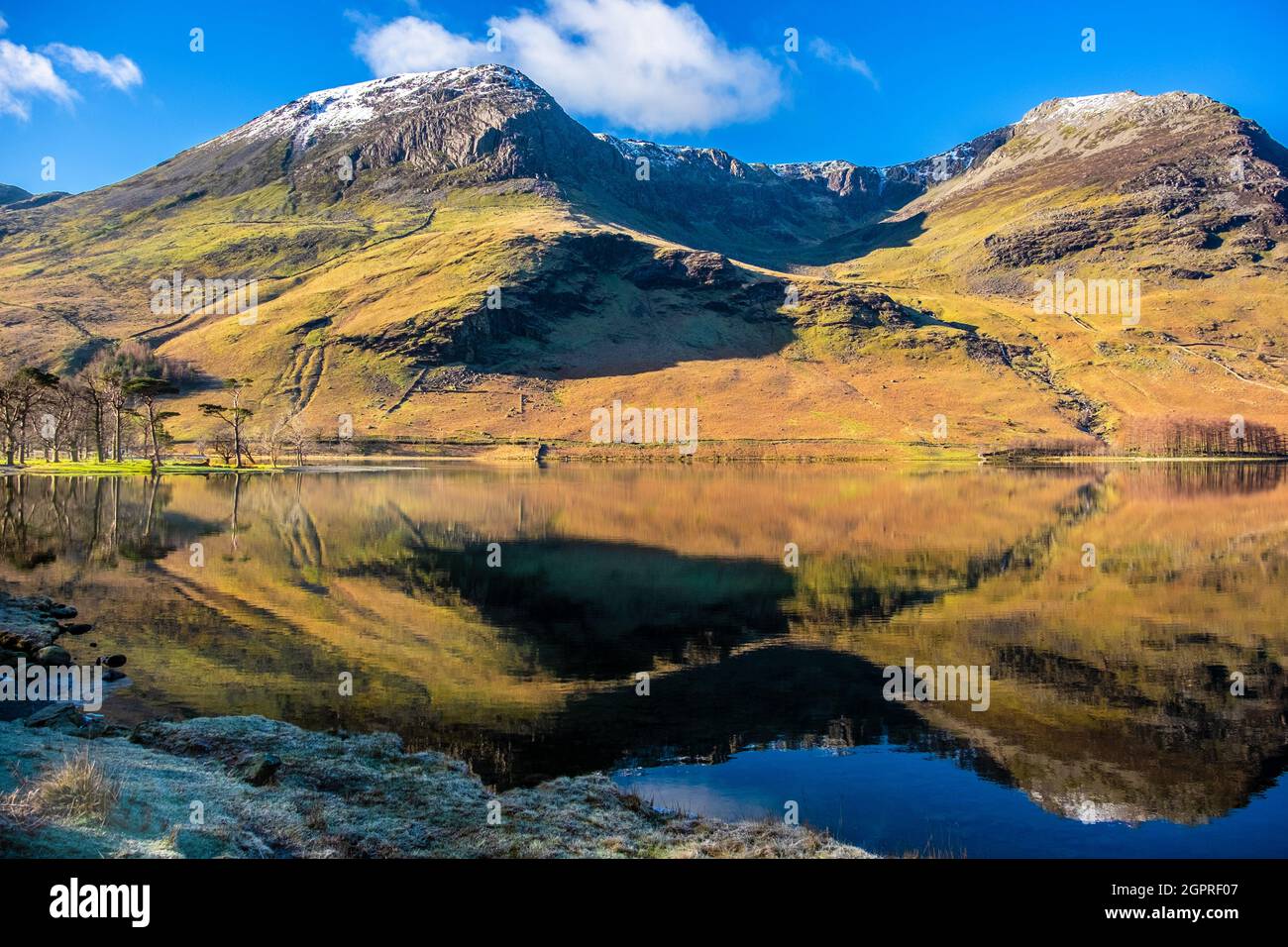 Buttermere und die umliegenden Fjells im Winter, Lake District National Park, Großbritannien Stockfoto